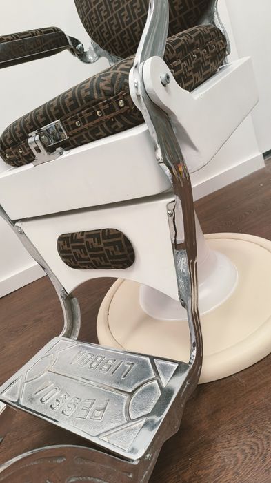 Cadeiras Barbeiro restauradas e personalizadas da marca FENDI