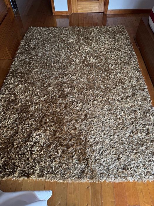 Tapete bege com pelos