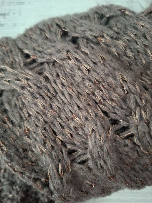 Brązowy długi szalik ze złotą nitką