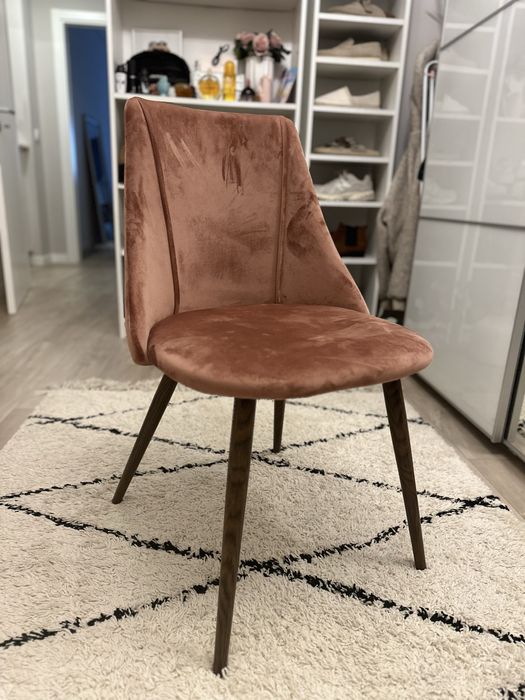 Cadeira rosa com pes madeira