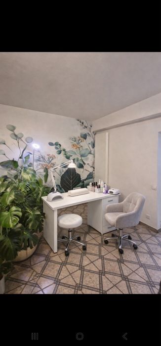 Salon fryzjerski stanowisko fryzjerskie, miejsce dla stylistki paznokci - Więcej