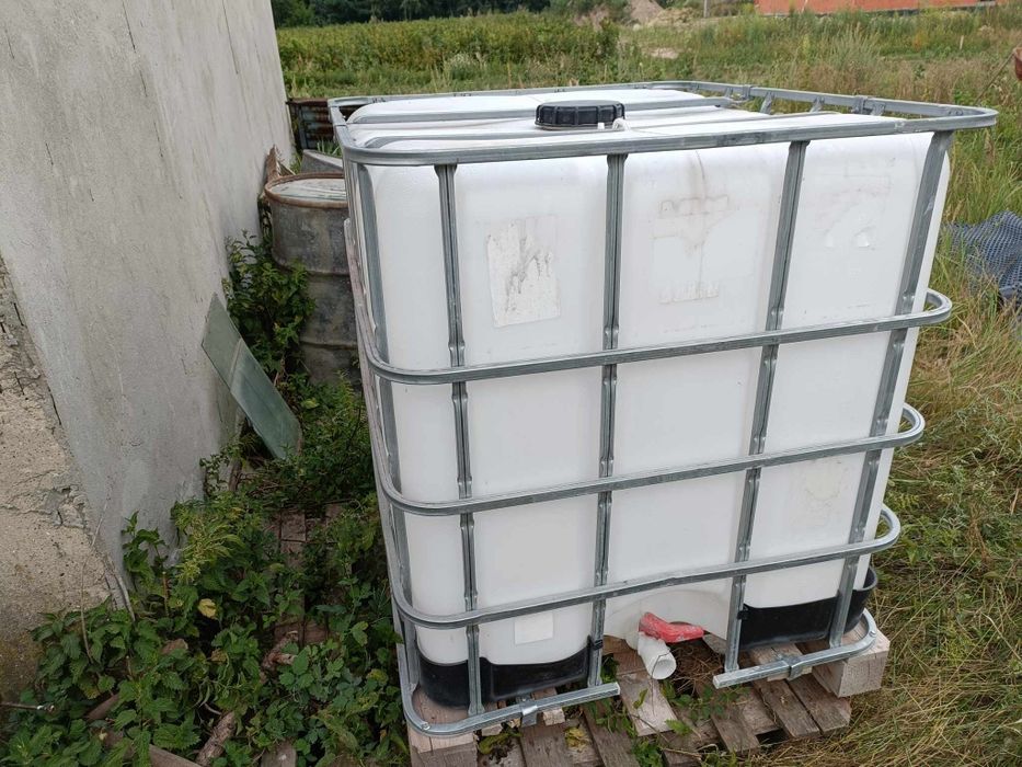 Zbizbiornik na deszczówkę, na paliwo, na wode