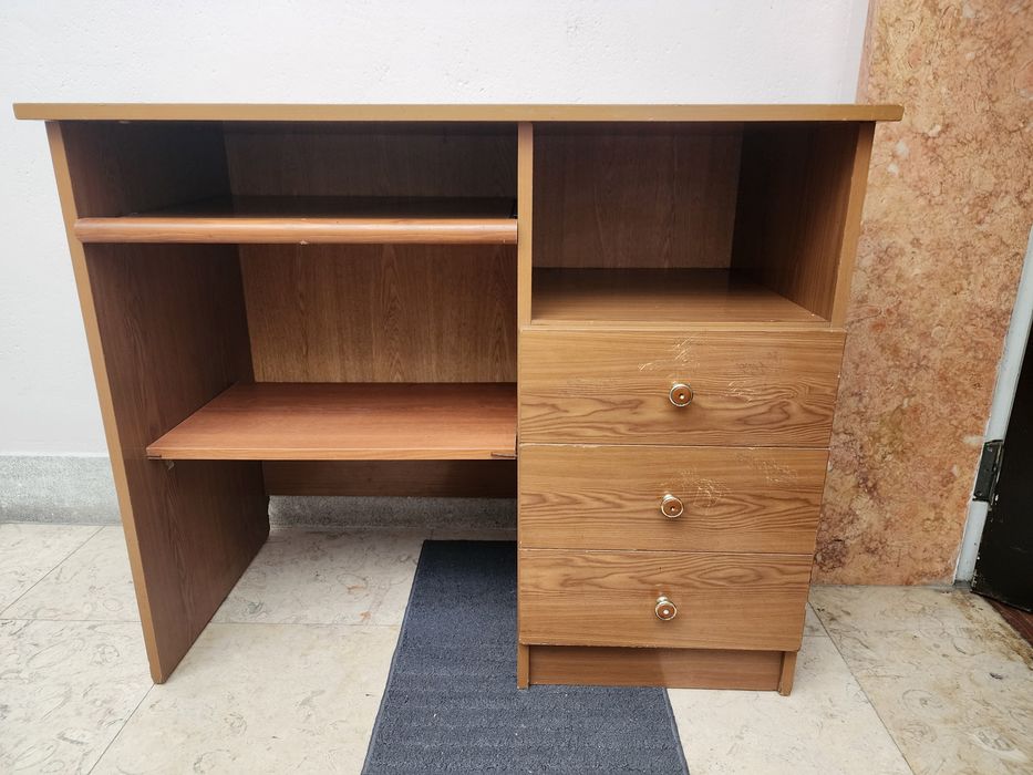 Secretaria com gavetas e cadeira