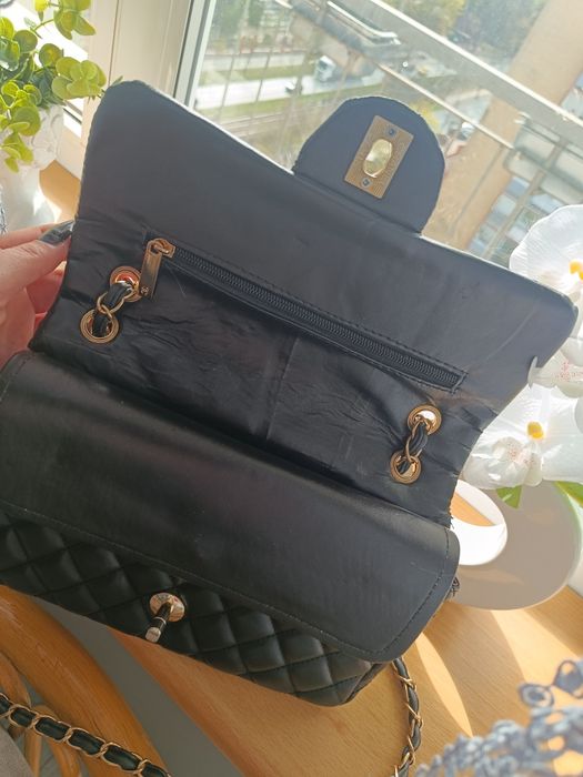 Czarna torebka Chanel