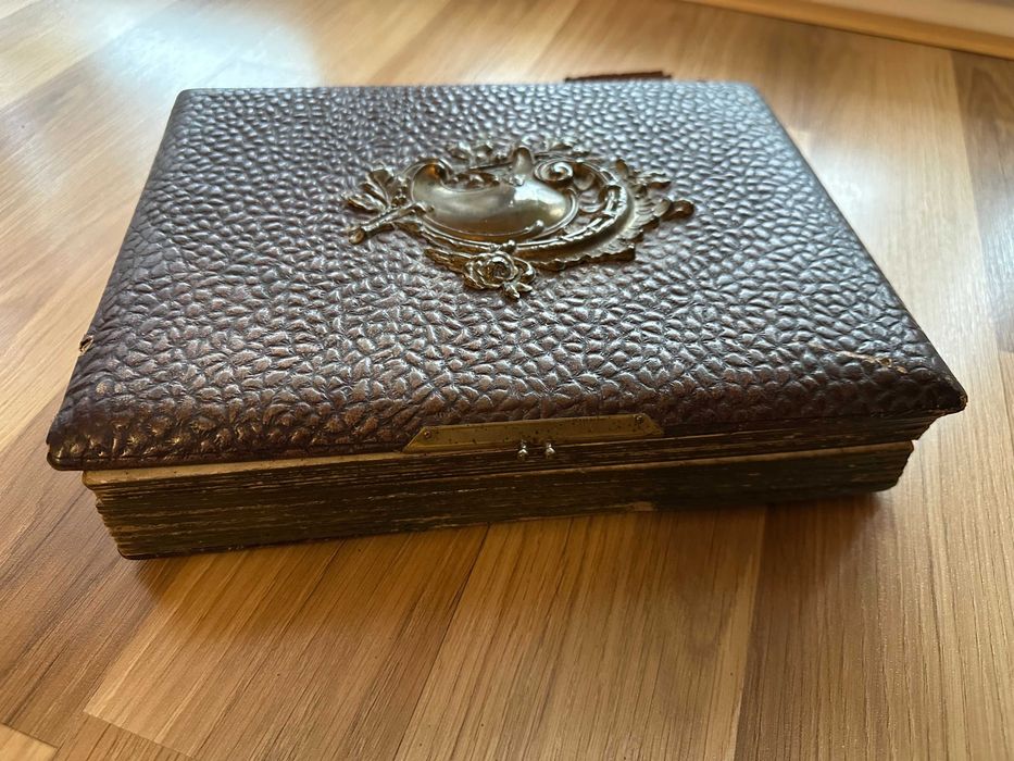 Dawny kolekcjonerski album na zdjęcia. Oprawa ze skóry.