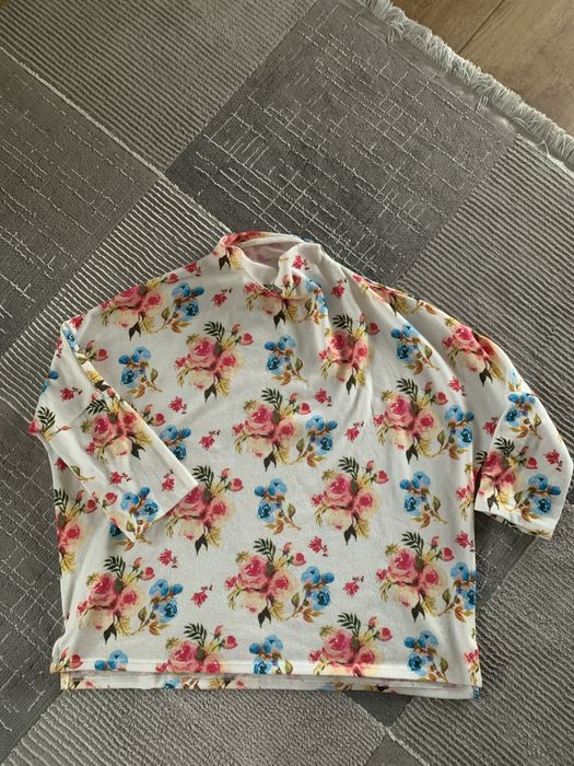 sweter w kwiaty reserwd