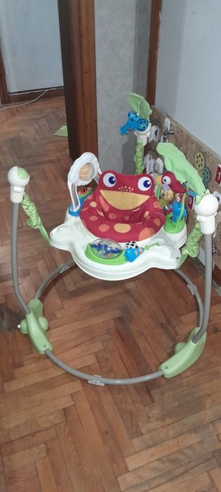дитячі стрибунці Fisher-Price Rainforest Jumperoo, що розвивають м'язи ніг та вестибулярний апарат.