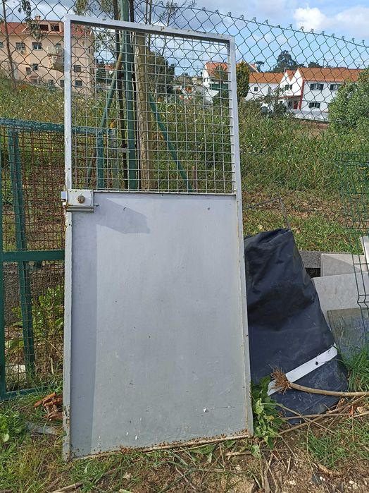 Porta de ferro boa para canil o arrumos