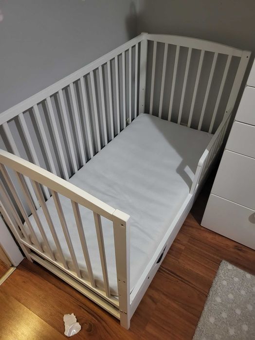 Łóżeczko drewniane z szufladą - białe.