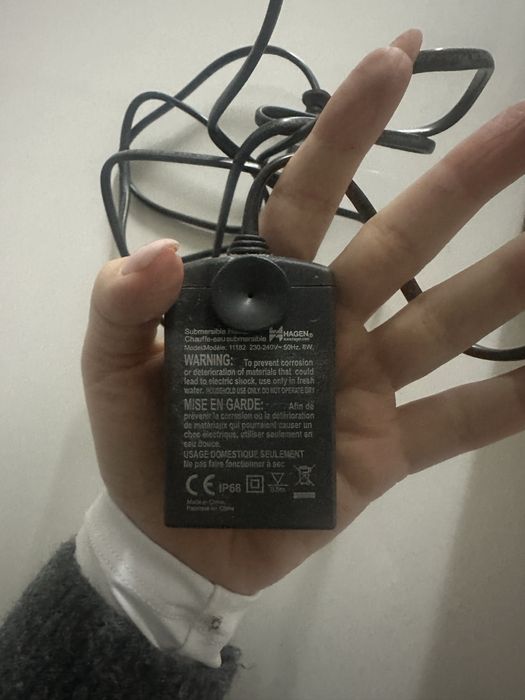 pequeno aquário com um dispositivo e pedras