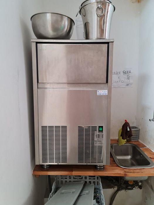 Máquina de Gelo Industrial 64KG cubo