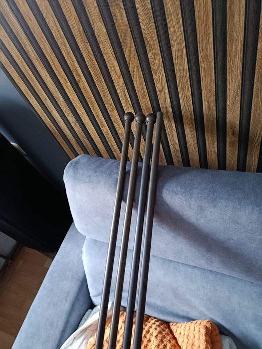 Karnisz podwójny z żabkami.