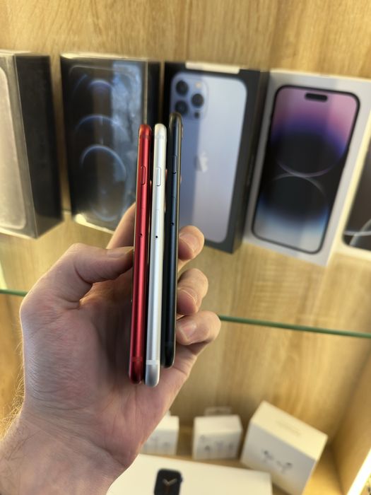 iPhone SE 2022 | Original | Б/У | Black / White / Red