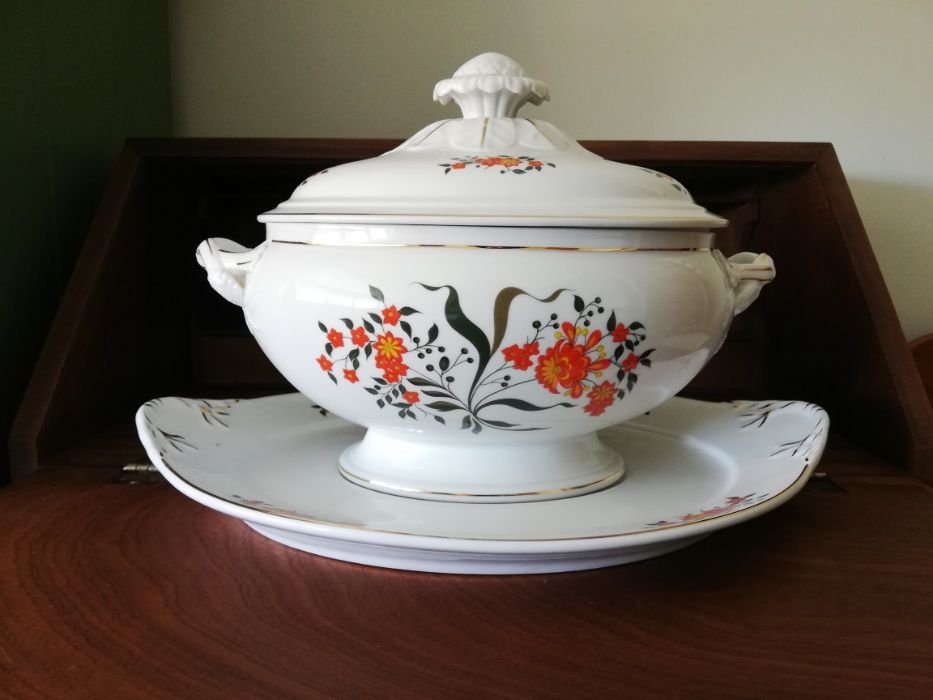 Terrina Grande com prato, VISTA ALEGRE, fio em ouro, Marca 1971 a 1980