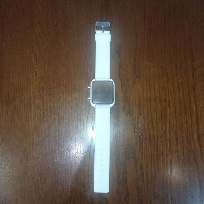 Часы новые с белым ремешком.