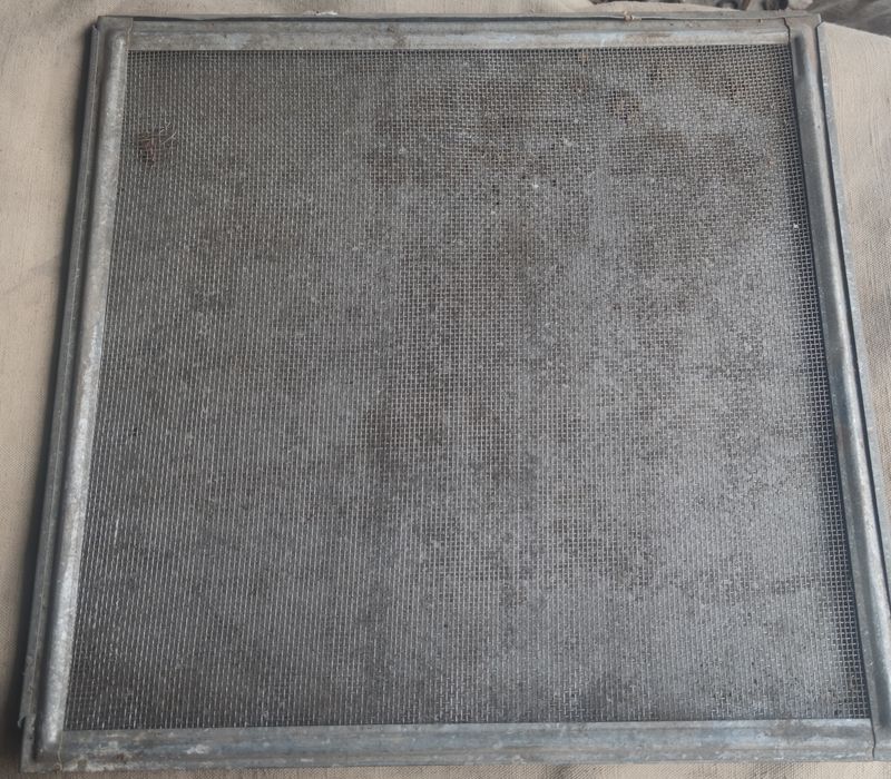 Пчеловодческий инвентарь , остатки от пасеки