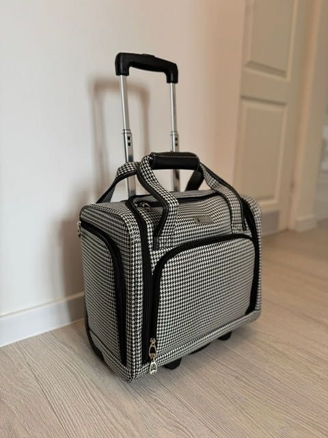 Walizka na kółkach bagaż podręczny.