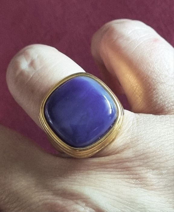 Anel dourado, em aço, com pedra roxa quadrada. T17