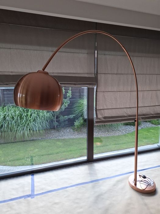Duża lampa w kolorze miedzi