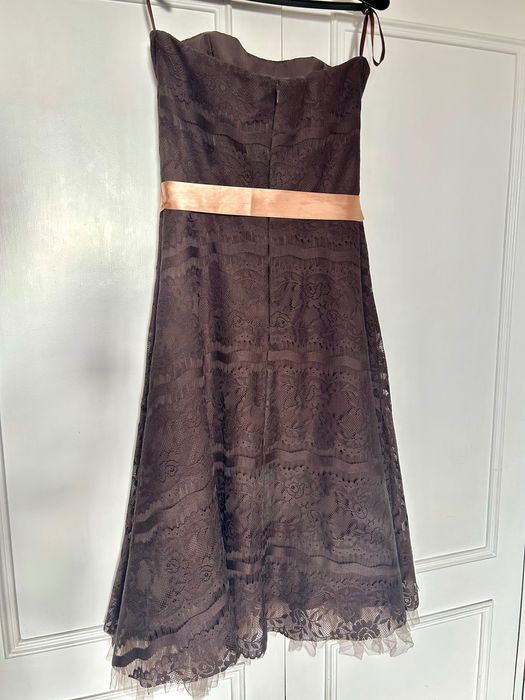 Vestido de renda sem mangas cor chocolate com fita cetim café