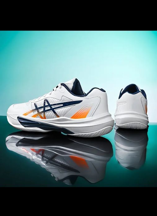 Кросівки ASICS для волейболу та тенісу.