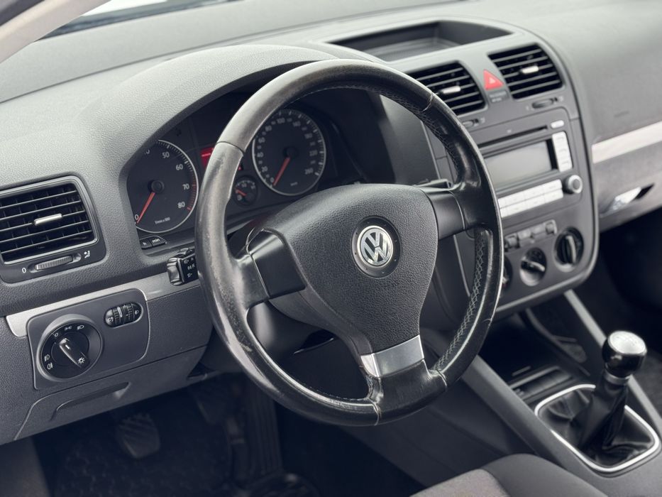 Свіжопригнаний Golf 5 1.6бензин TOUR