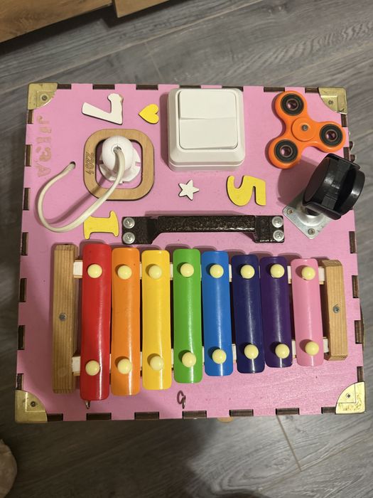 Бізікуб для дівчинки