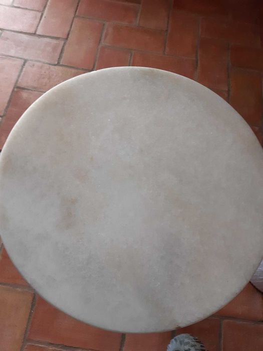 Mesa redonda em mármore branco