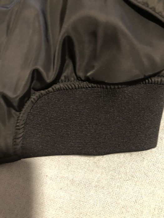 Blusão com fecho inteiro, bolsos á frente com mola
