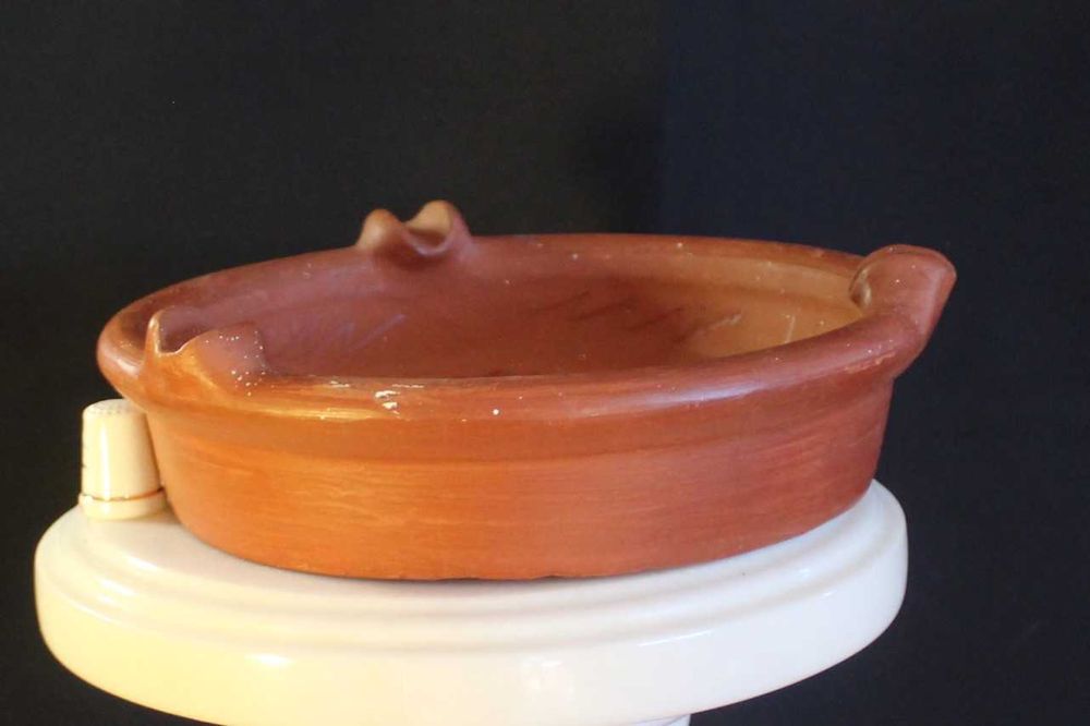 Cinzeiro de barro com o brasão da Pousada Rainha Santa Isabel