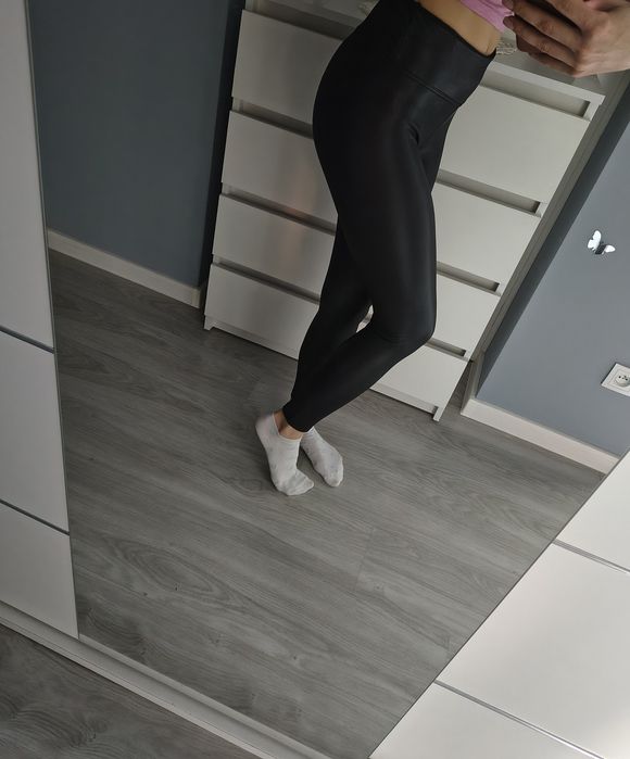 Czarne legginsy skórzane