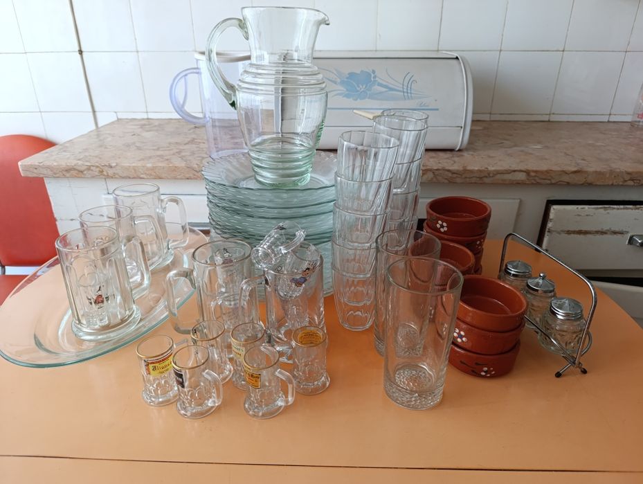 Loiça de vidro. Pratos, canecas de cerveja, copos