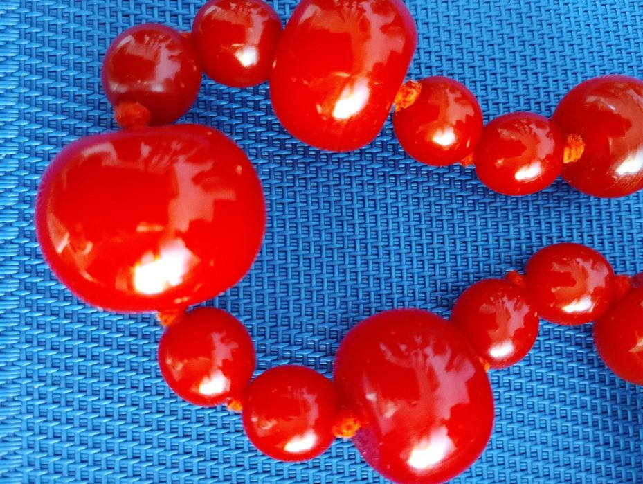 Korale czerwone. PRL lub starsze. Ebonit? Bakelit? Katalin?