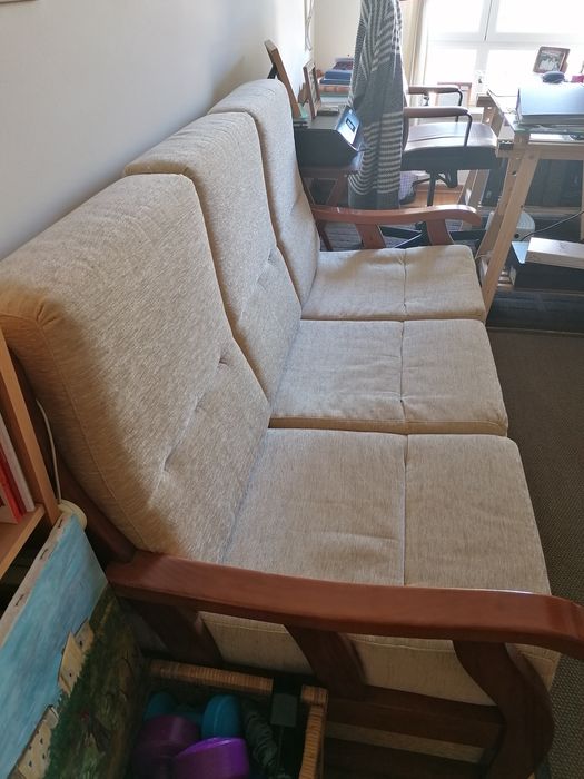 Sofá cama com estrutura de madeira