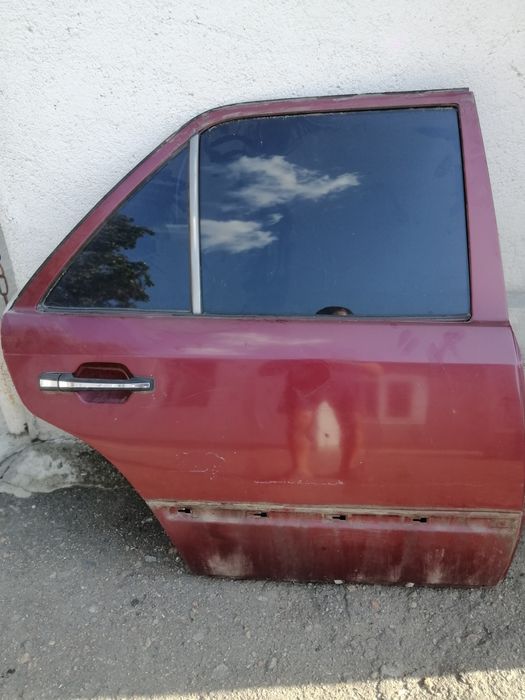 Продам задние двери мерседес 124