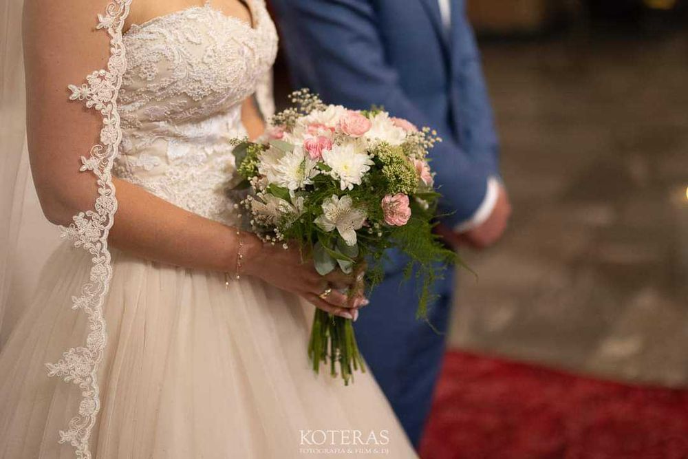 Suknia ślubna razem z długim welonem