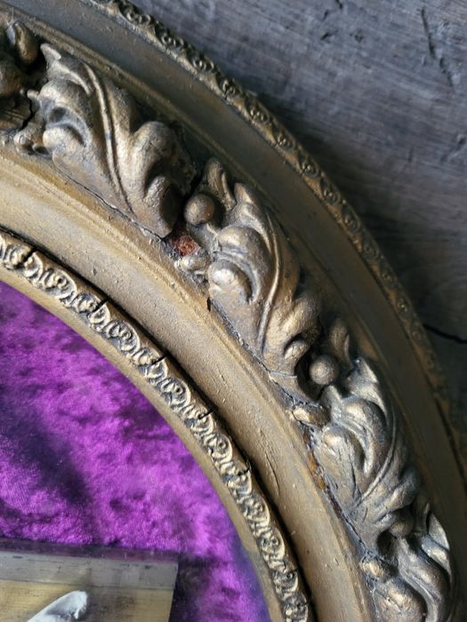 Zabytkowy krzyż za wypukłym szkłem owalna rama