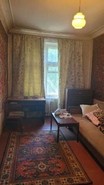 Продається 2-о кімнатна СТАЛІНКА  вул. НЕЗАЛЕЖНОЇ  УКРАЇНИ 3/5