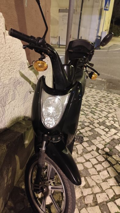 Scooter elétrica com pedais