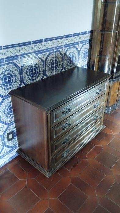 Conjunto de Guarda-Roupa, Cómoda e Mesinhas de Cabeceira em Madeira