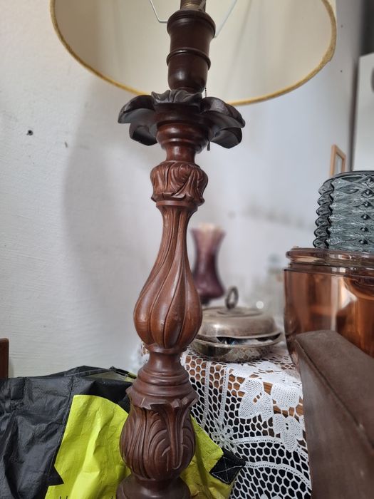 Candeeiro de pé em madeira