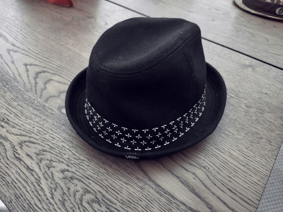 Chapéus Vans e volcom