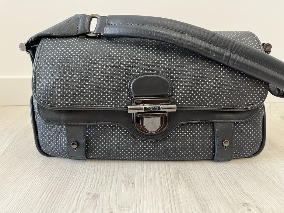 Mala azul com o padrão da Tous