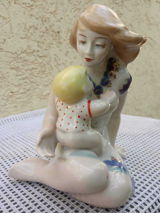Фарфоровая статуэтка "Материнство" 1973-1991 гг., Полонне, СССР