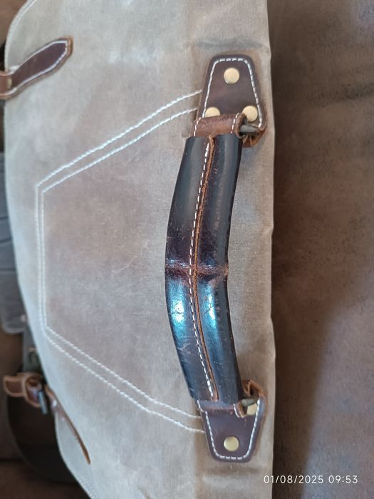 Mala transversal tipo carteiro em pele e lona