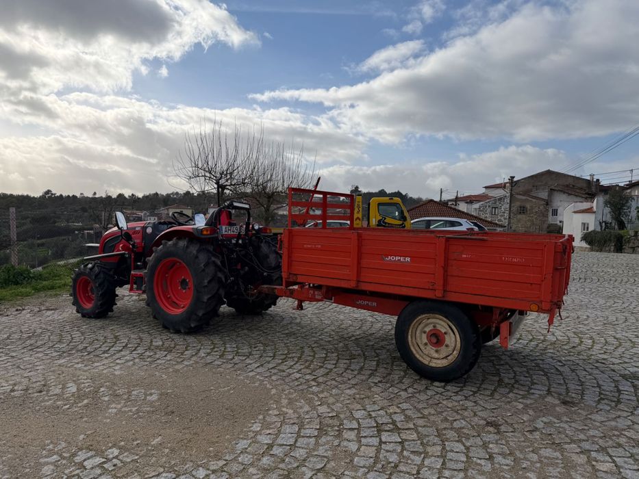 Reboque agrícola tribasculante