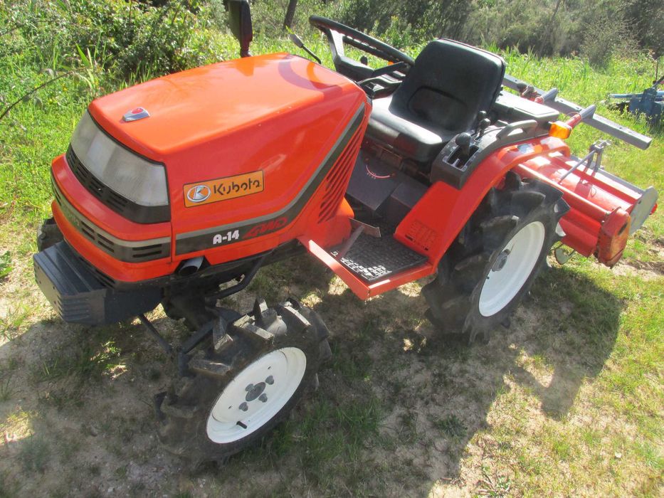 Trator Kubota A14 4x4 com Alfaia