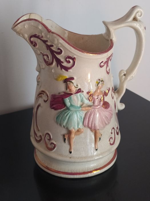 Caneca em alto relevo