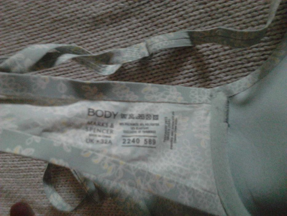 Biustonosz bezszwowy rozmiar 70a kolor miętowy z motywem roślinnym