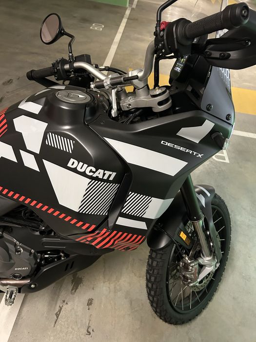 Ducati Desert X c 2 jogos de pneus